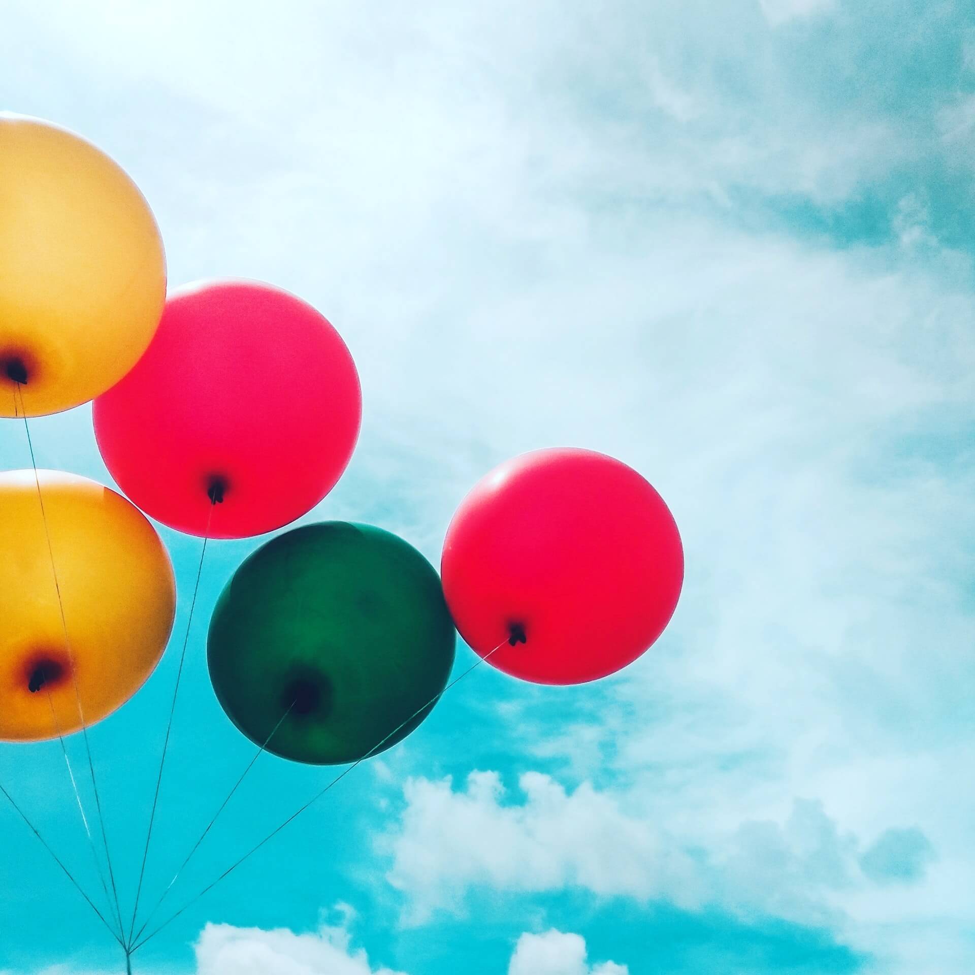 bright-blue-sky-with-colorful-balloons